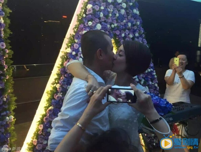 文章生日求婚照 文章出轨后为马伊琍庆生补求婚，6月29日是马伊琍生日，文章在上海包场为其庆生，现场补求婚和补送婚戒，并深情告白：“小文以前不靠谱，今天以后想靠谱了。有你，便是一切。老婆，求求你嫁给我。”