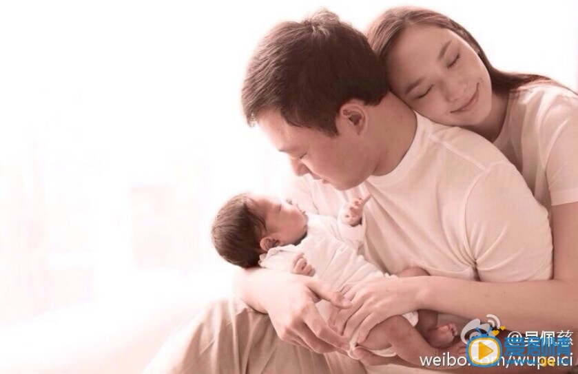 吴佩慈和女儿合影 吴佩慈2014年2月产下爱女小蕊蕊，爱女首次正面照
