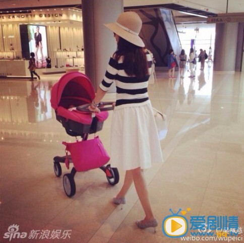 吴佩慈和女儿合影 吴佩慈2014年2月产下爱女小蕊蕊，爱女首次正面照