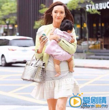 吴佩慈和女儿合影 吴佩慈2014年2月产下爱女小蕊蕊，爱女首次正面照