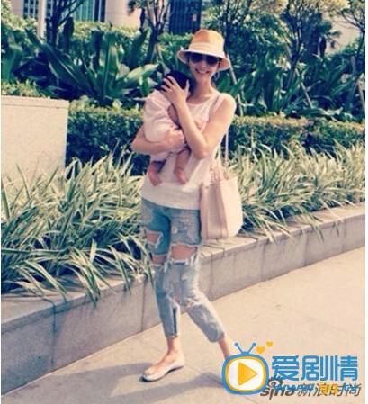 吴佩慈和女儿合影 吴佩慈2014年2月产下爱女小蕊蕊，爱女首次正面照