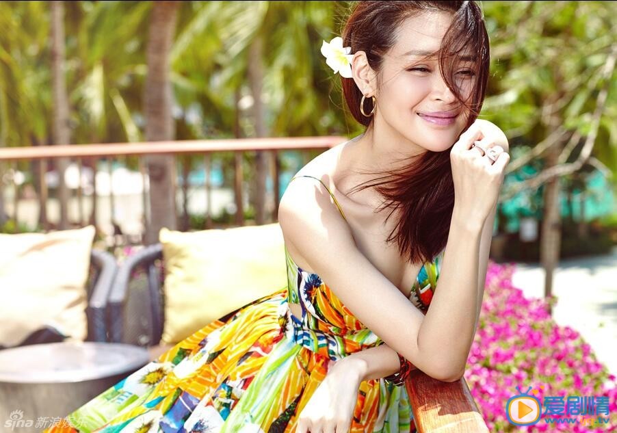 于明加三亚唯美写真 近日，于明加曝光了一组三亚唯美写真，迎着海风恬静悠闲，在湛蓝的海水映衬下格外清新亮丽，时而又湿身于泳池之中，绝好身材若隐若现。