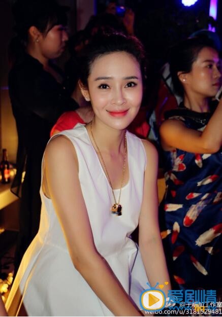 于明加活动照 第一次熬夜看球，第一次熬夜赌球，第一次输球，也第一次输还如此快乐[哈哈]组织看球是种团队文化，昨晚如此happy，今天如此疲惫[晕]今夜好好补觉。于明加微博转发。