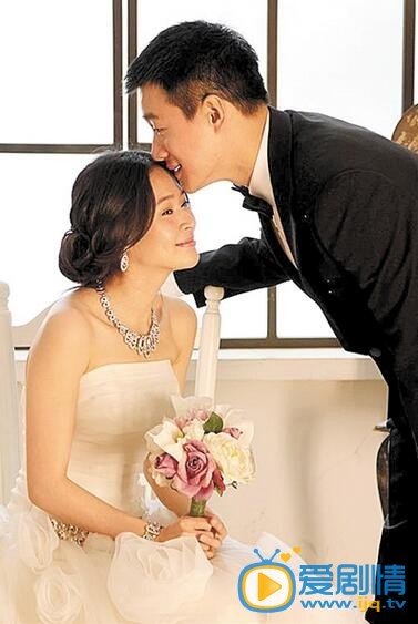 于明加婚纱照汇总 于明加和佟大为的婚纱照剧照，不是真正的婚纱照。是于明加在电视剧《门第》中的剧照。