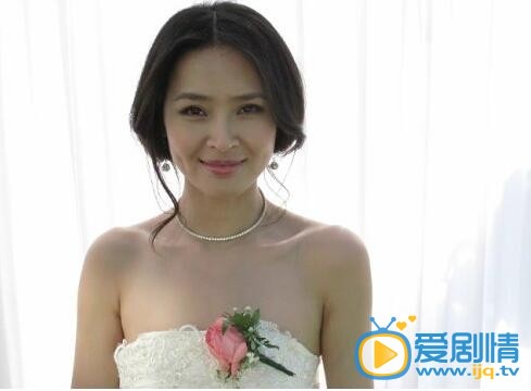 于明加婚纱照汇总 于明加和佟大为的婚纱照剧照，不是真正的婚纱照。是于明加在电视剧《门第》中的剧照。