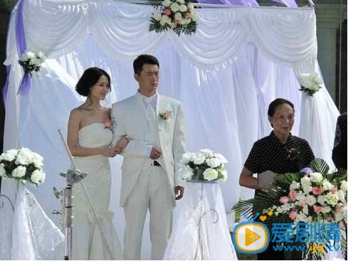 于明加婚纱照汇总 这是网传的于明加和胡俊的婚纱照，其实这并不是真正的婚纱照，而是于明加在《手机》里的剧照。甚至也有网传佟大为是于明加的老公，真实的于明加的老公是一个圈外人，是一个汽车销售人员。