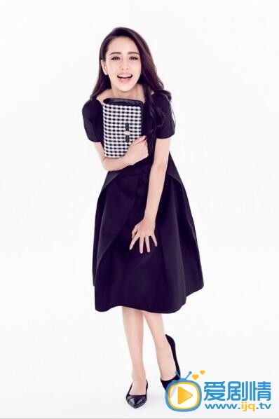 佟丽娅杂志写真 ELLE成立70周年之际，7条独具态度的小黑裙应运而生，ELLE特别邀请@佟丽娅 诠释新优雅女人的7重独特气质，时尚演变，风格永恒，将经典小黑裙通过重新设计组合以另一种新优雅特色的标志符号出现。