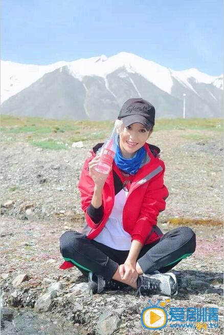 佟丽娅活动照 #雪山女神挑战昆仑# 快来围观女神登雪山啦！昨天，雪山女神佟丽娅成功完成自我挑战，顺利登顶昆仑雪山，还找到了珍贵雪山水源地。一路雪山美景简直已经看醉，不过真正美翻的是女神佟丽娅好吗！佟丽娅一改往日风格，以一身户外装亮相；小编看来，她不仅是雪山女神，还是不折不扣的冰山美人呢！