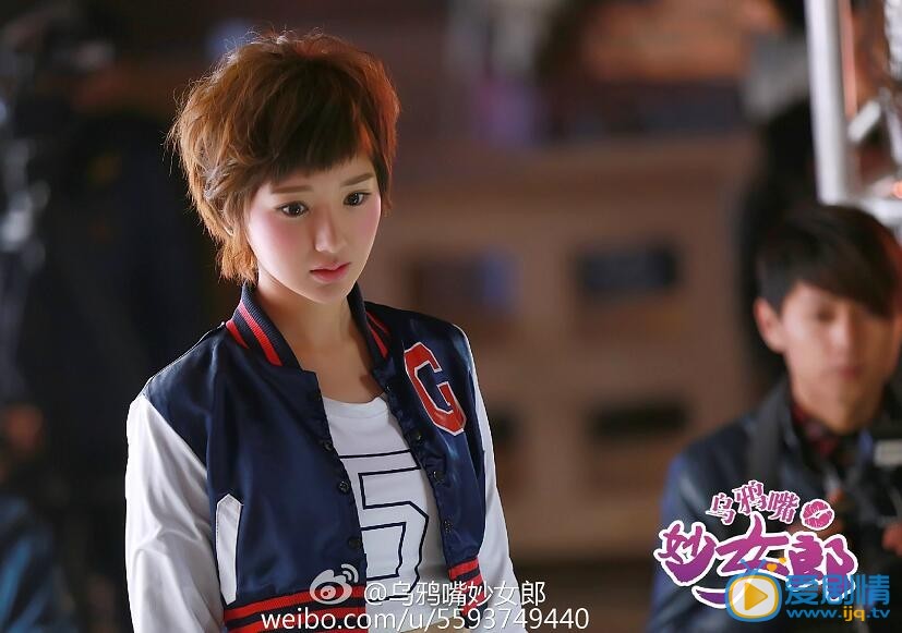 毛晓彤《乌鸦嘴妙女郎》剧照 《乌鸦嘴妙女郎》是由王传君、毛晓彤、陈彦妃、章龄之等主演的青春搞笑喜剧，毛晓彤在剧中饰演的一个不经过大脑的职场菜鸟。