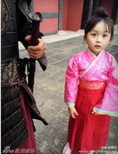 芈月传小小芈月刘楚恬的父母是谁？有怎样的家庭背景？芈月传小芈月刘楚恬的父母照片曝光