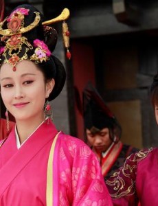 芈月传郑袖为什么要帮芈月？芈月传郑袖帮助黄歇的真实目的是什么？