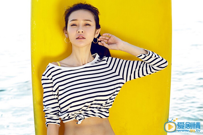 于明加性感比基尼写真 近日，已为人妻的于明加再次曝光一组突破尺度的海滩写真。身穿亮黄色比基尼的她，大胆秀出火辣身材和性感马甲线，诠释出阳光、健康的别样性感。
