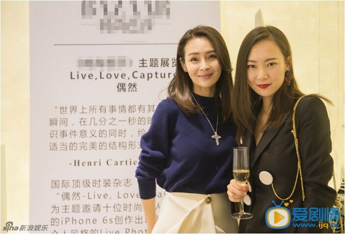 于明加性感写真 近日，于明加受邀参加 “Live Love Capture”主题展览，当日，于明加身着蓝白简约套装清丽亮相，颇具设计感的白色长裙及点钻配饰更是将其衬托得女人味儿十足。