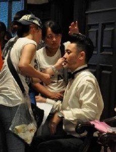 乱世书香幕后拍摄花絮照曝光 吴秀波秀屌丝型男变身记