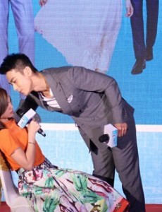 戴流苏耳环的少女将播 戴向宇吴映洁发布会上大玩“壁咚”（图组）