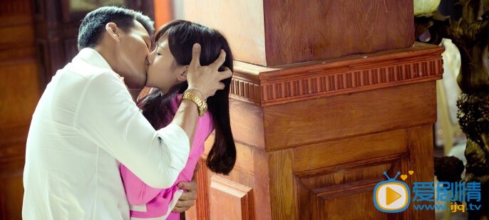  戴流苏耳环的少女剧情介绍 戴向宇花式强吻吴映洁 亲吻姿势你最爱哪一种