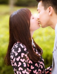 戴向宇花式强吻吴映洁 亲吻姿势你最爱哪一种