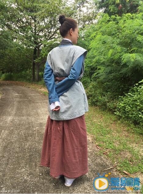 陈乔恩丸子头造型 敢露额头的美女才是真美女！23日，陈乔恩就晒出一组美照，她扎着丸子头，露出大额头，似少女般俏皮可人。