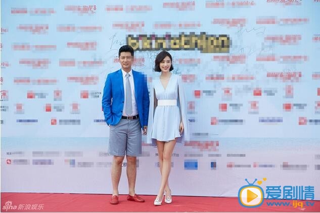 张俪活动照 日前，张雯、张俪获邀出席某时尚盛典，和好搭档任重一同为优胜者颁奖。活动当日，张俪身着一身蓝色清新短裙亮相红毯，以简洁优雅的气质聚焦全场目光。