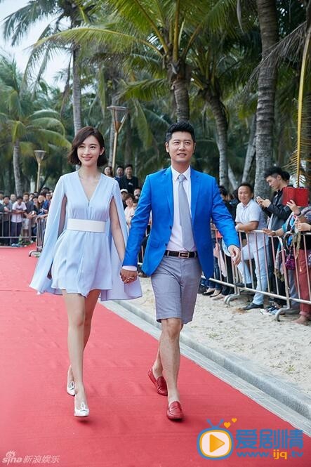 张俪活动照 日前，张雯、张俪获邀出席某时尚盛典，和好搭档任重一同为优胜者颁奖。活动当日，张俪身着一身蓝色清新短裙亮相红毯，以简洁优雅的气质聚焦全场目光。