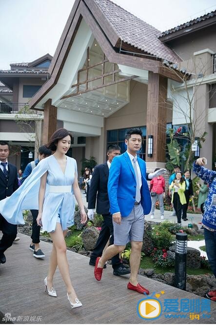 张俪活动照 日前，张雯、张俪获邀出席某时尚盛典，和好搭档任重一同为优胜者颁奖。活动当日，张俪身着一身蓝色清新短裙亮相红毯，以简洁优雅的气质聚焦全场目光。