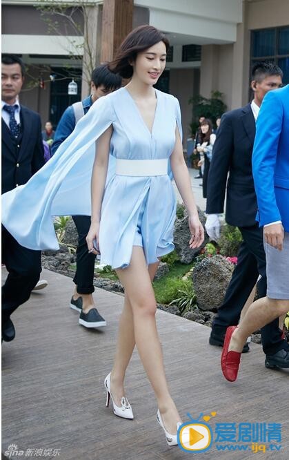 张俪活动照 日前，张雯、张俪获邀出席某时尚盛典，和好搭档任重一同为优胜者颁奖。活动当日，张俪身着一身蓝色清新短裙亮相红毯，以简洁优雅的气质聚焦全场目光。