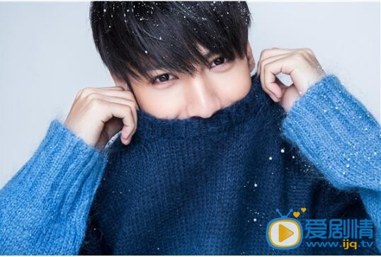 罗云熙写真 近日，罗云熙曝光一组圣诞写真，渐变蓝色毛衣在雪花的映衬下温暖清新，略微凌乱的细碎刘海彰显青春活力。