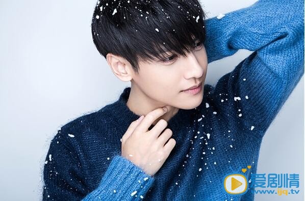 罗云熙写真 近日，罗云熙曝光一组圣诞写真，渐变蓝色毛衣在雪花的映衬下温暖清新，略微凌乱的细碎刘海彰显青春活力。