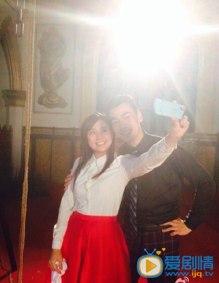   戴流苏耳环的少女拍幕后搞怪照大集合