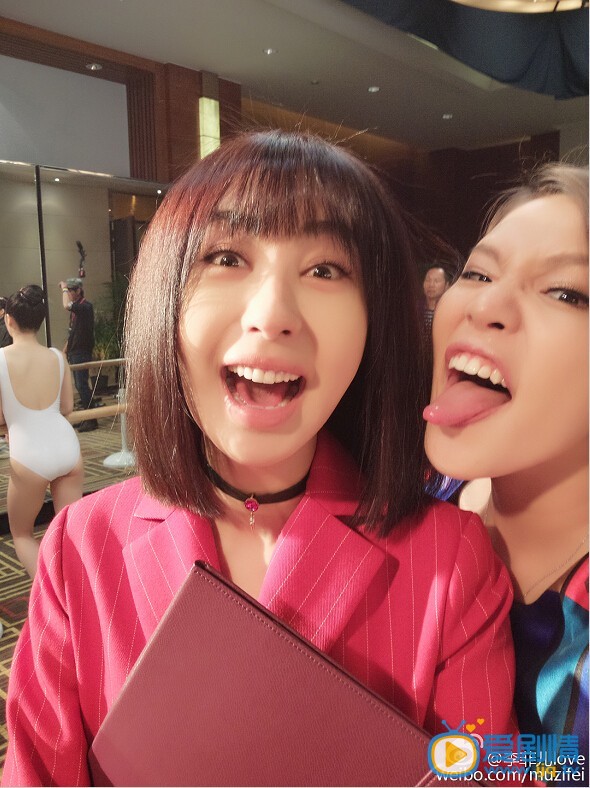 谢依霖搞怪照 谢依霖和李菲儿合影搞怪照