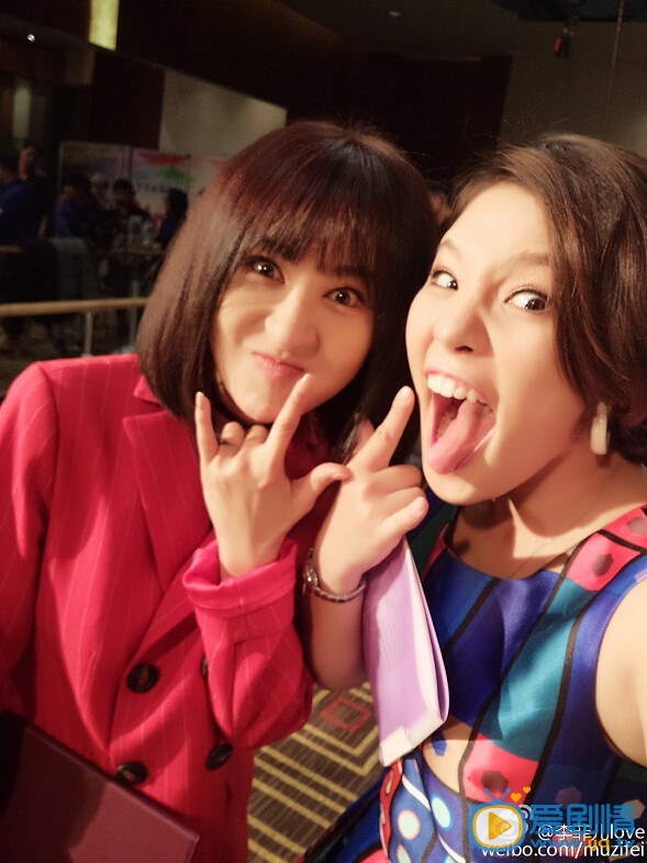 谢依霖搞怪照 谢依霖和李菲儿合影搞怪照