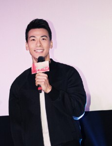 戴流苏耳环的少女热播 男一号与粉丝零距离接触