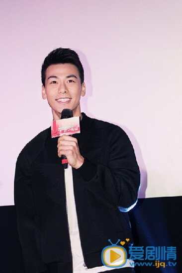 戴流苏耳环的少女热播 男一号与粉丝零距离接触