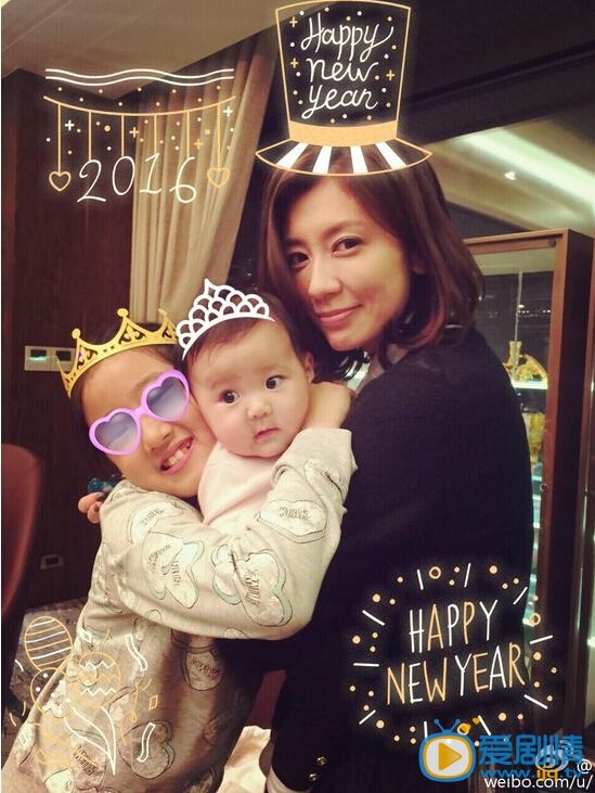 贾静雯和大女儿亲子照 2016年1月1日，贾静雯晒出和两个女儿的温馨合影，感慨生命中收获的幸福：“珍惜眼前每分每秒的点滴，就能得到这累积出微小的幸福。”