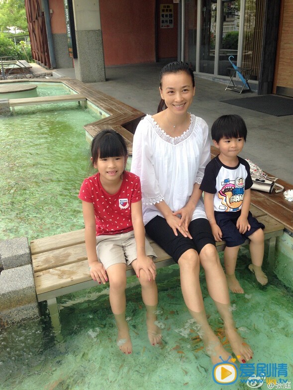 张庭和儿子女儿合影照 张庭高清写真_张庭高清剧照