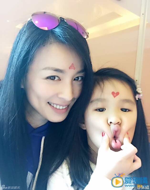 张庭和儿子女儿合影照 张庭高清写真_张庭高清剧照
