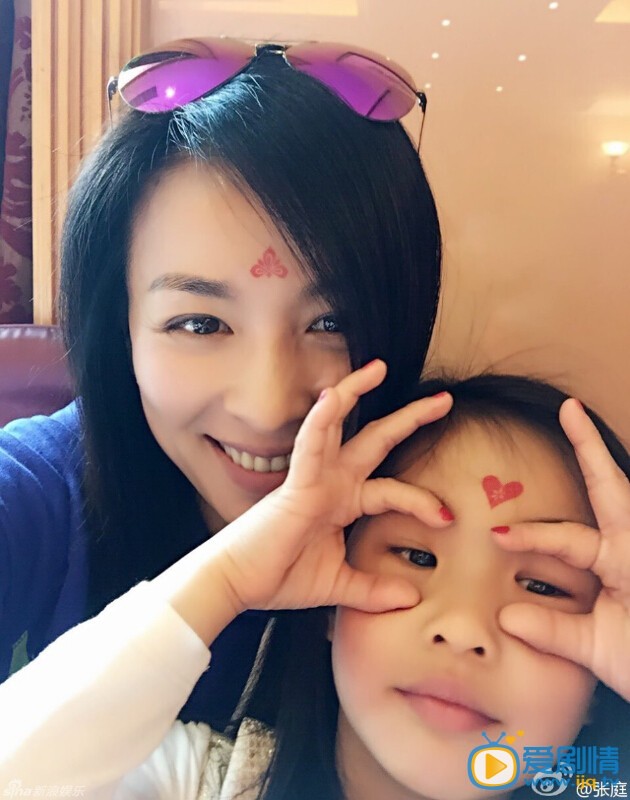 张庭和儿子女儿合影照 张庭高清写真_张庭高清剧照