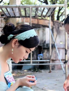 煮妇神探幕后拍摄照曝光 甜馨成“小监工”