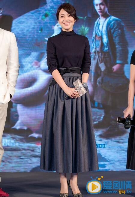 闫妮活动照片 闫妮捉妖记发布会现场，3D奇幻电影《捉妖记》中一大亮点的闫妮优雅大气登场，独特揭秘了戏中这位幽默兼具东方韵味的女性形象。