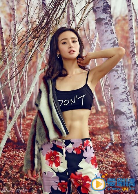 于明加性感写真 演员于明加近日曝光出一组圣诞写真，于明加身着印花长裤搭配紧身背心，条纹皮草的巧妙外搭，再度大胆秀出紧实腹部和马甲线，热辣尺度再升级。