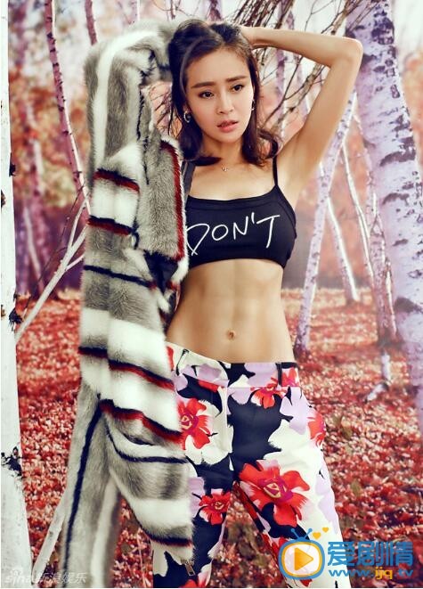 于明加性感写真 演员于明加近日曝光出一组圣诞写真，于明加身着印花长裤搭配紧身背心，条纹皮草的巧妙外搭，再度大胆秀出紧实腹部和马甲线，热辣尺度再升级。
