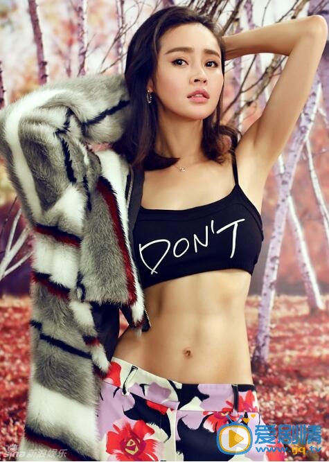 于明加性感写真 演员于明加近日曝光出一组圣诞写真，于明加身着印花长裤搭配紧身背心，条纹皮草的巧妙外搭，再度大胆秀出紧实腹部和马甲线，热辣尺度再升级。