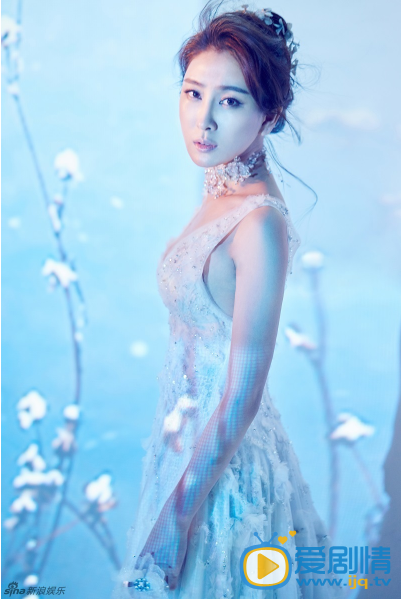马苏梦幻写真 马苏曝光一组写真大片，身着纯白无袖蕾丝连衣裙，完美展现修长手臂；在摄影师精心打造的梦幻意境中尽情散发灵动的气质，像童话故事的小公举一样，仙气十足。