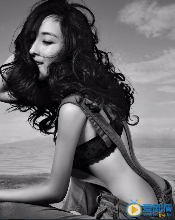马苏性感写真 近日，马苏为某杂志拍摄了一组“极致性感”写真，镜头前突破变身魅惑小野猫秀香肩露美腿，不仅身材傲人，勾勒出曼妙曲线，优雅妩媚的气质也尽显女神魅力。