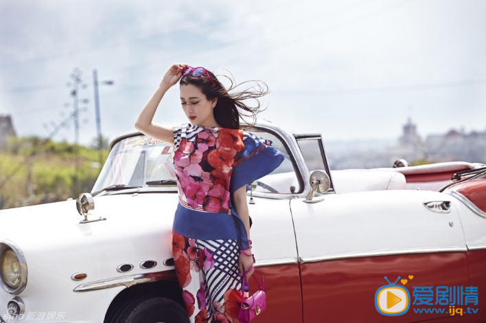 马苏唯美写真 近日，马苏曝光了一组全新海边公路写真，片中的她魅花色套装搭配魅惑红唇，绽放优雅妩媚之美。