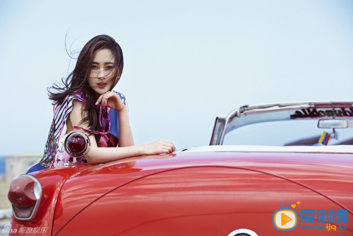马苏唯美写真 近日，马苏曝光了一组全新海边公路写真，片中的她魅花色套装搭配魅惑红唇，绽放优雅妩媚之美。