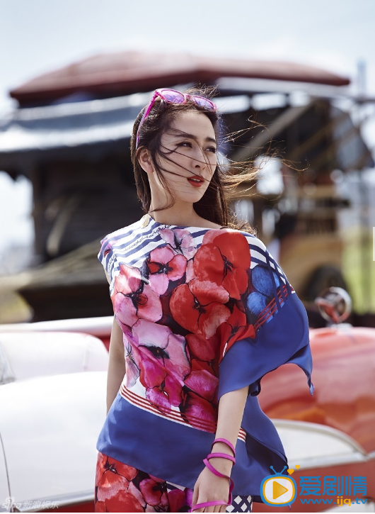 马苏唯美写真 近日，马苏曝光了一组全新海边公路写真，片中的她魅花色套装搭配魅惑红唇，绽放优雅妩媚之美。