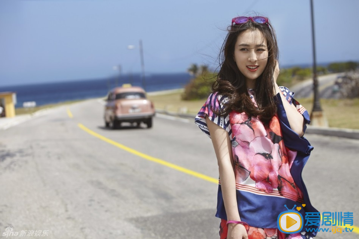 马苏唯美写真 近日，马苏曝光了一组全新海边公路写真，片中的她魅花色套装搭配魅惑红唇，绽放优雅妩媚之美。