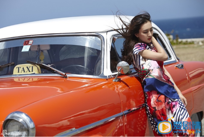 马苏唯美写真 近日，马苏曝光了一组全新海边公路写真，片中的她魅花色套装搭配魅惑红唇，绽放优雅妩媚之美。
