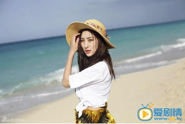 马苏唯美写真 马苏拍摄了一组以大海为主题的夏日写真，海边风情十足的穿着，在阳光沙滩的衬托下，尽显清新怡人的气质。